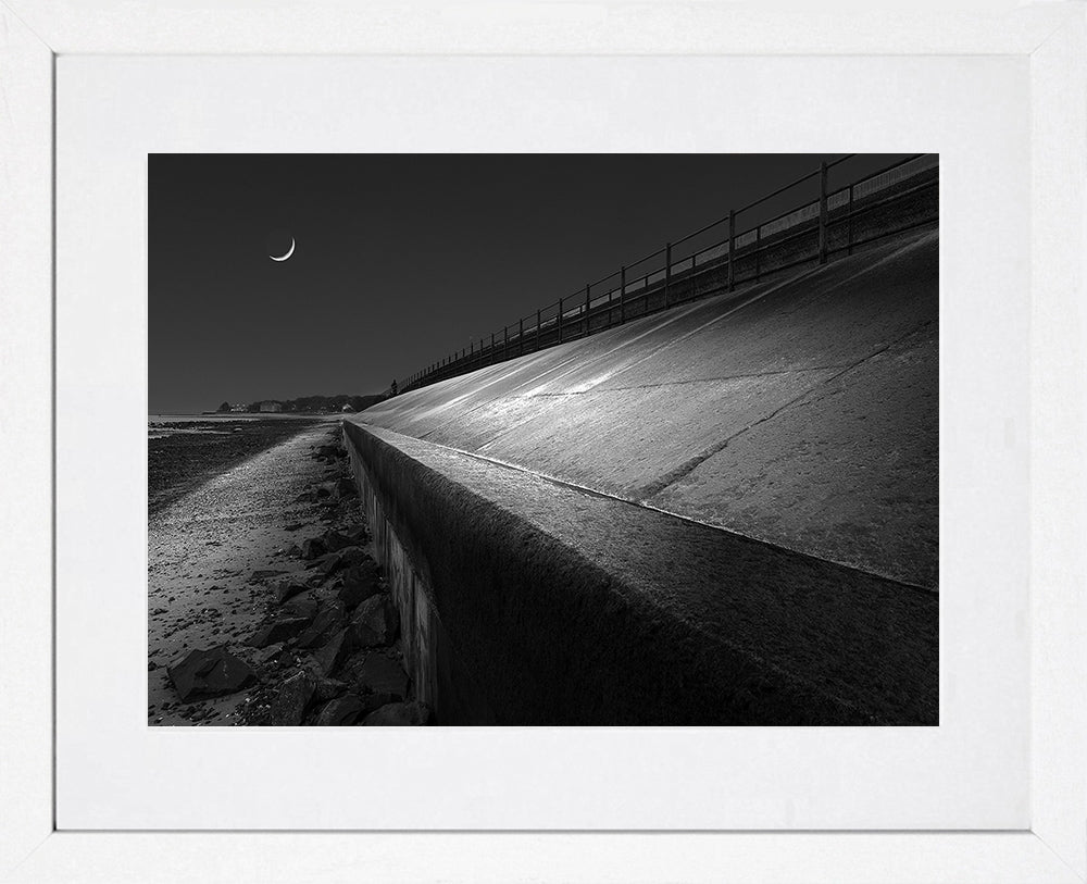 Moonwalker, Holywood White Frame